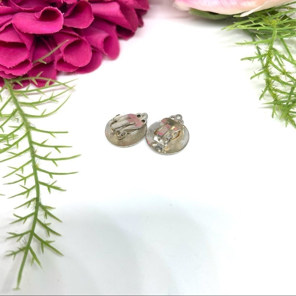 VINTAGE⚜️RETRO Textured Silver Button Clip Earrings - Picture 5 of 8